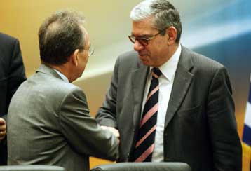 Λύση στο πρόβλημα χορήγησης μπλοκ επιταγών στους μικρομεσαίους ζητά η ΕΣΕΕ