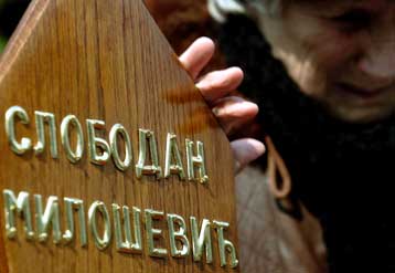 Από φυσικά αίτια ο θάνατος Μιλόσεβιτς, διαβεβαιώνουν Ολλανδοί εισαγγελείς