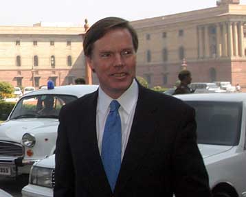 Οι ΗΠΑ δεν μπαίνουν διαιτητές στα ελληνοτουρκικά, λέει ο Νίκολας Μπερνς