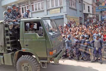 Τουλάχιστον 13 νεκροί σε συγκρούσεις αστυνομίας, διαδηλωτών και ανταρτών στο Νεπάλ