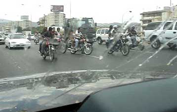 Τομάτες και αβγά συνθέτουν ένα ακόμα επεισόδιο στις τεταμένες σχέσεις ΗΠΑ-Βενεζουέλας