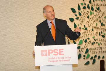 Στο επίκεντρο της αντιπαράθεσης με τη ΝΔ θέτει την Αυτοδιοίκηση ο Γ.Παπανδρέου