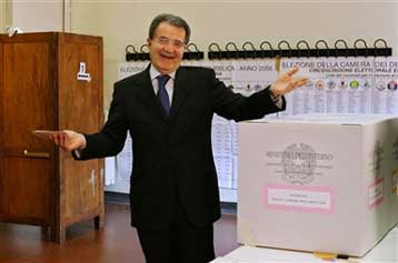 Μπερλουσκόνι και Πρόντι δίνουν την ύστατη μάχη στις κάλπες της Ιταλίας