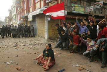 Παραμένει έκρυθμη η κατάσταση στο Νεπάλ, απαγόρευση κυκλοφορίας για τρίτη ημέρα