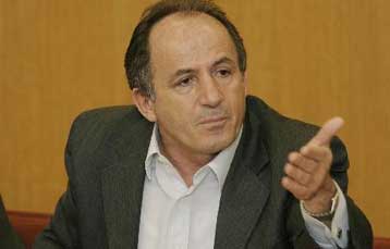 Κόντρα της κυβέρνησης με αντιπολίτευση και συνδικάτα για ΔΕΚΟ και ακρίβεια