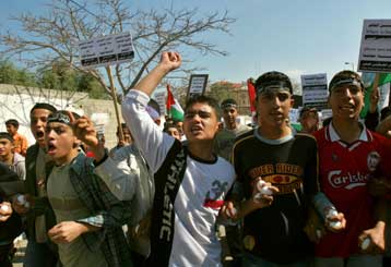 Προσωρινή αναστολή της οικονομικής βοήθειας προς τους Παλαιστινίους επικύρωσε η ΕΕ