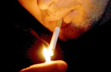 Μέτρα εξετάζει η Κομισιόν κατά της ελάχιστης λιανικής τιμής στα τσιγάρα