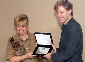 Βράβευση του Μπομπ Γκέλντοφ από τους Έλληνες Γιατρούς του Κόσμου