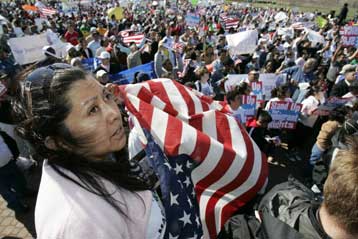 Διαδηλώσεις σε δεκάδες αμερικανικές πόλεις κατά του νέου νόμου για τη μετανάστευση