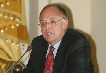 Επαφές Δούκα στο Λονδίνο με υποψήφιους επενδυτές για την Ολυμπιακή