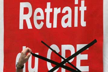 Σποραδικές διαδηλώσεις «νίκης» από φοιτητές και εργαζόμενους στη Γαλλία