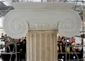 Ακριβές αντίγραφο ιωνικού κιονόκρανου «επέστρεψε» στην ανατολική στοά της Ακρόπολης