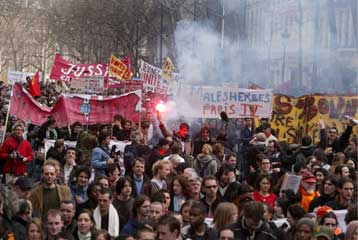 Εγκρίθηκε στη Γαλλία ο νόμος που αντικαθιστά το επίμαχο CPE