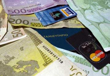 Αθέμιτες πρακτικές ακολουθούν οι τράπεζες με τις πιστωτικές κάρτες, λέει η Κομισιόν