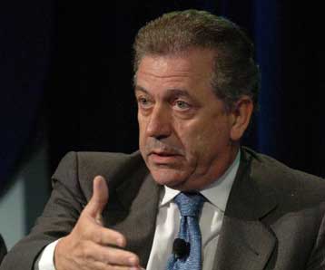 Όχι φόβος, αλλά διεθνής συνεργασία το μήνυμα Αβραμόπουλου για τη γρίπη των πτηνών