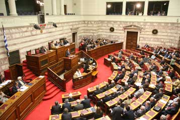 Μετωπική Καραμανλή – Παπανδρέου στη Βουλή με φόντο τα «μοντέλα» οικονομίας