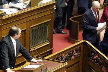 Κατηγορίες για κρυφή ατζέντα μεταξύ Καραμανλή-Παπανδρέου