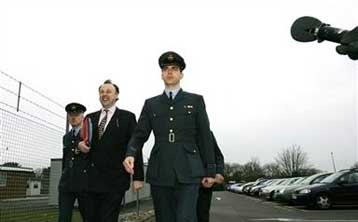 Φυλάκιση οκτώ μηνών σε Βρετανό υποσμηναγό που αρνήθηκε να πολεμήσει στο Ιράκ