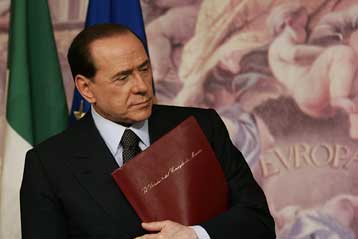 Τη μεταβίβαση της μιντιακής αυτοκρατορίας στα παιδιά του σκέφτεται ο Μπερλουσκόνι