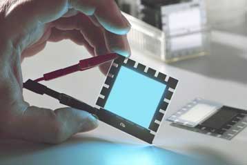 Τεχνολογία για οθόνες κινητών περνά στα φωτιστικά δωματίου