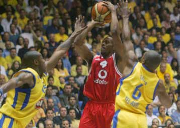 Έπεσε ηρωικά ο Ολυμπιακός στο Τελ Αβίβ, με 77-73 αποκλείστηκε από την Μακάμπι