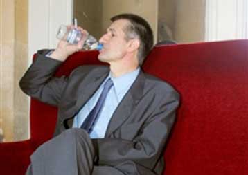 Με απεργία πείνας κατάφερε Γάλλος βουλευτής να μην κλείσει εργοστάσιο