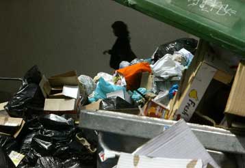 Λόφοι απορριμμάτων έπειτα από δέκα ημέρες απεργίας της ΠΟΕ-ΟΤΑ