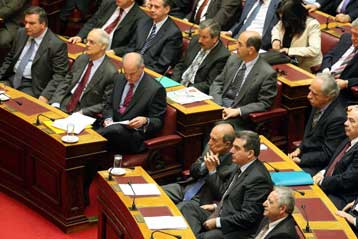 Ικανοποίηση στο ΠΑΣΟΚ για τις προκριματικές, «γκρίνια» για τη συνταγματική αναθεώρηση