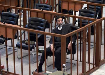 Στο μικροσκόπιο των γραφολόγων η υπογραφή του Σαντάμ Χουσεΐν