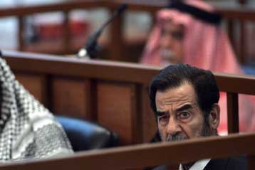 Σύνδεση του Σαντάμ με τις δολοφονίες στο Ντουτζάιλ «βλέπουν» οι γραφολόγοι