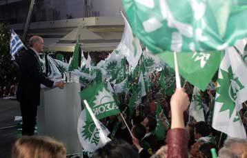 Νέα κόντρα πυροδοτεί η ανάρτηση σημαίας του ΠΑΣΟΚ στο δικαστικό μέγαρο Πύργου