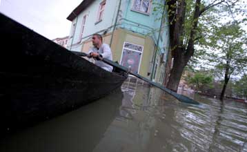 Στο έλεος του πλημμυρισμένου Δούναβη τα Βαλκάνια