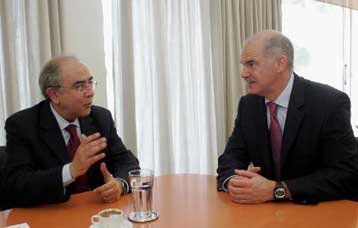 Με τον πρόεδρο της ΕΔΕΚ Γιαννάκη Ομήρου συναντήθηκε ο Γ.Παπανδρέου