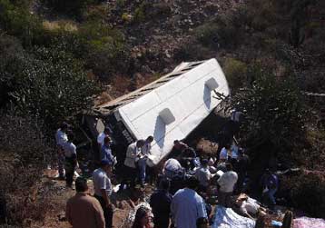 Τουλάχιστον 60 νεκροί από πτώση λεωφορείου σε χαράδρα στο Μεξικό