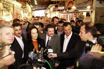 Κόντρα μεταξύ ΠΑΣΟΚ και κυβέρνησης για την «έκρηξη ακρίβειας»