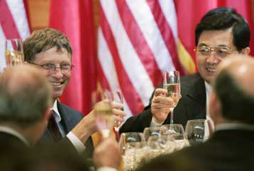 Ο πρόεδρος της Κίνας γνωρίζει το «σπίτι του μέλλοντος» σε ξενάγηση του Μπιλ Γκέιτς