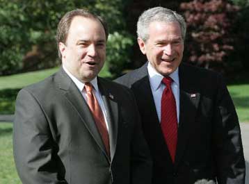 Αποχωρεί ο Σκοτ ΜακΛέλαν στο πλαίσιο ανασχηματισμού των εξ απορρήτων του Μπους