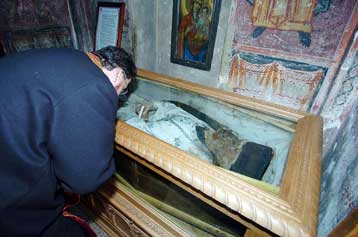 «Δεν αλλοιώνεται το σκήνωμα του Βησσαρίωνα», υποστηρίζει η Μονή Αγάθωνος