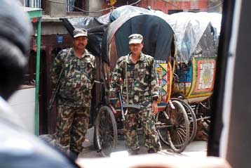 Έκρυθμη η κατάσταση στο Νεπάλ με νέες αιματηρές διαδηλώσεις