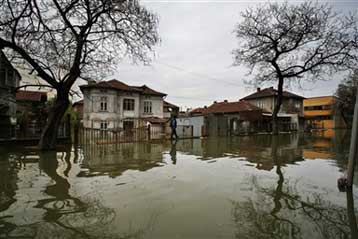 Καταρρακτώδεις βροχές επιτείνουν το δράμα των κατοίκων στις παραδουνάβιες περιοχές