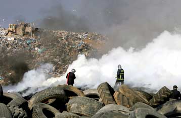 Υπό μερικό έλεγχο τέθηκε η πυρκαγιά στη χωματερή των Ανω Λιοσίων
