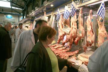 Κορυφώνεται η κίνηση στην αγορά, με μικρή πτώση των τιμών