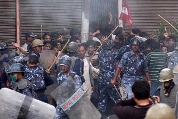Νέες βίαιες διαδηλώσεις στο Νεπάλ, παρά τις βασιλικές διαβεβαιώσεις για εξουσία στο λαό