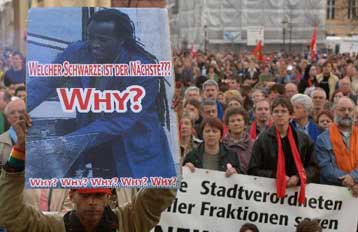 Συλλήψεις δύο υπόπτων στη Γερμανία για επίθεση με ρατσιστικά κίνητρα