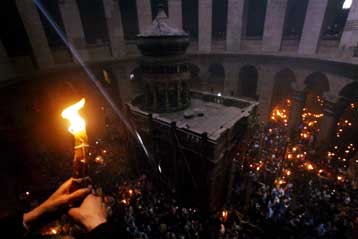 Έφτασε στην Ελλάδα το Αγιο Φως από τα Ιεροσόλυμα