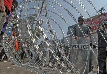 Με απαγόρευση της κυκλοφορίας προσπαθεί να ελέγξει την κατάσταση ο βασιλιάς του Νεπάλ