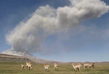 Διά της βίας απομακρύνονται οι κάτοικοι στο νότιο Περού, λόγω του ηφαιστείου Ουμπίνας