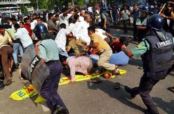 Βίαιες συγκρούσεις κατά τη γενική απεργία στο Μπανγκλαντές