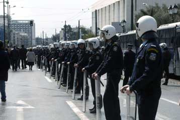 Επεισοδιακές διαμαρτυρίες για την επίσκεψη της Κ.Ράις κοντά στην πρεσβεία των ΗΠΑ