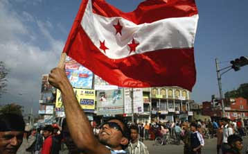 Ο τέως πρωθυπουργός του Νεπάλ αναλαμβάνει και πάλι την εξουσία στη χώρα